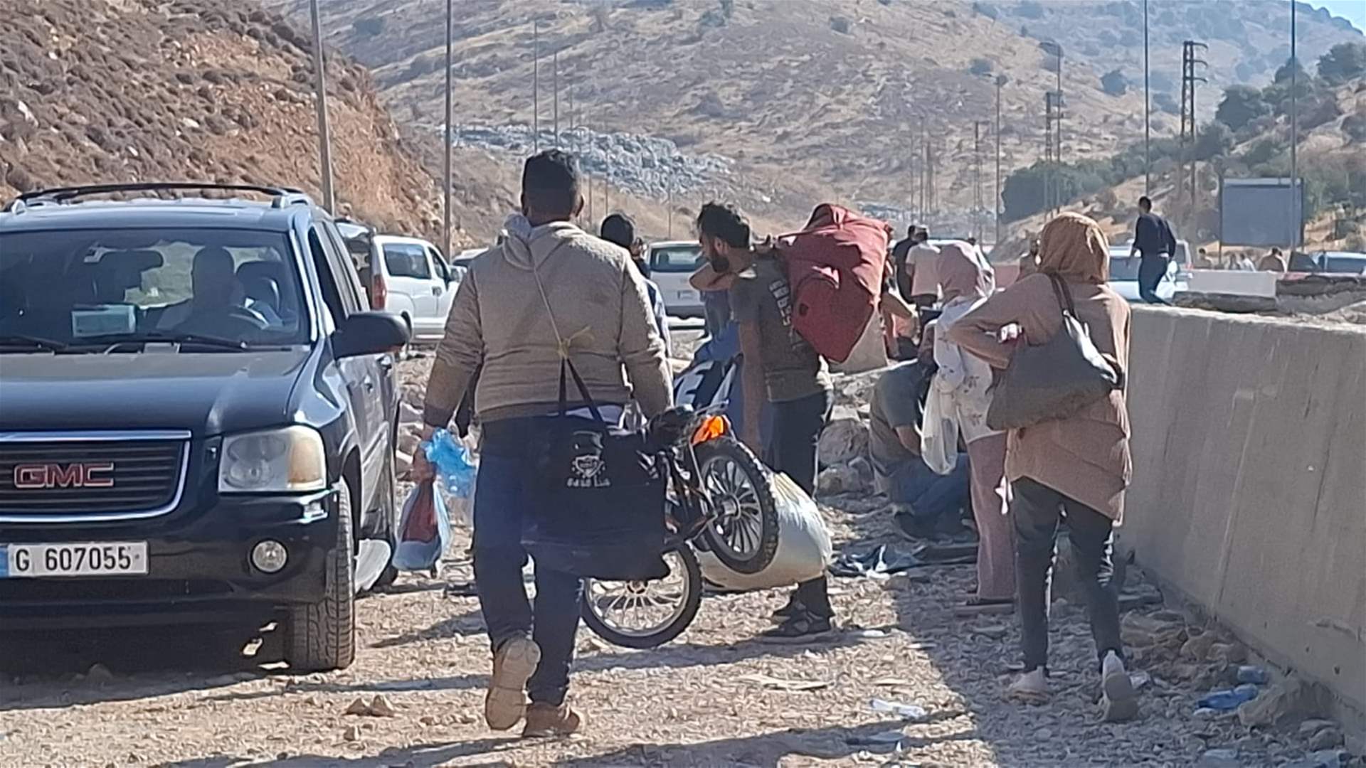 بعد 7 ايام على قصف الطريق... حركة العبور سيرا لا تزال مستمرة على نقطة المصنع (فيديو)