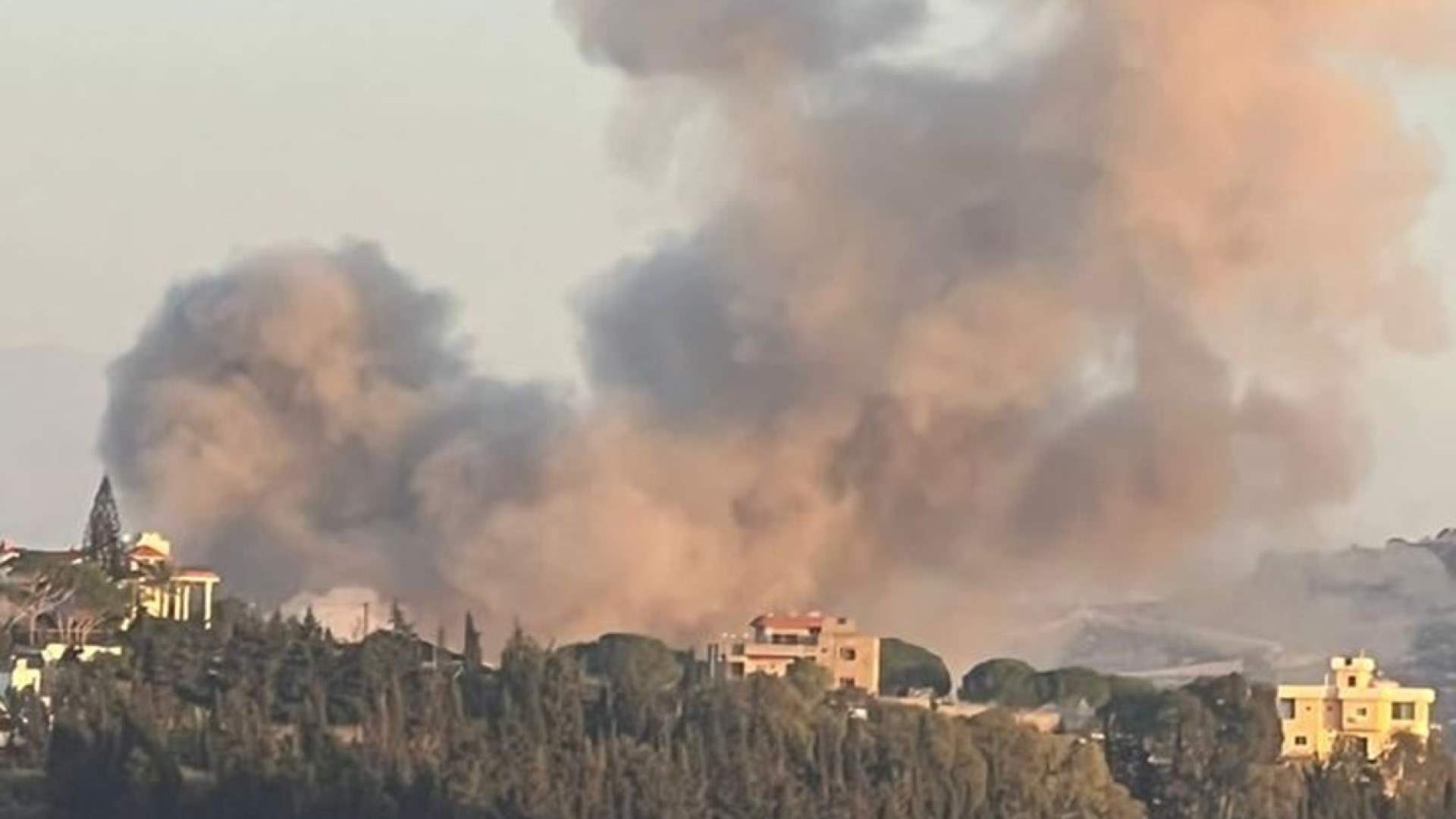 Israeli airstrikes hit building, causing complete destruction in southern Lebanon