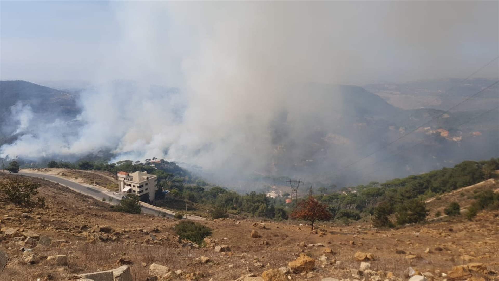 Massive fires break out in pine forests of Homsiyeh and Qaitouli in Jezzine district (Video)