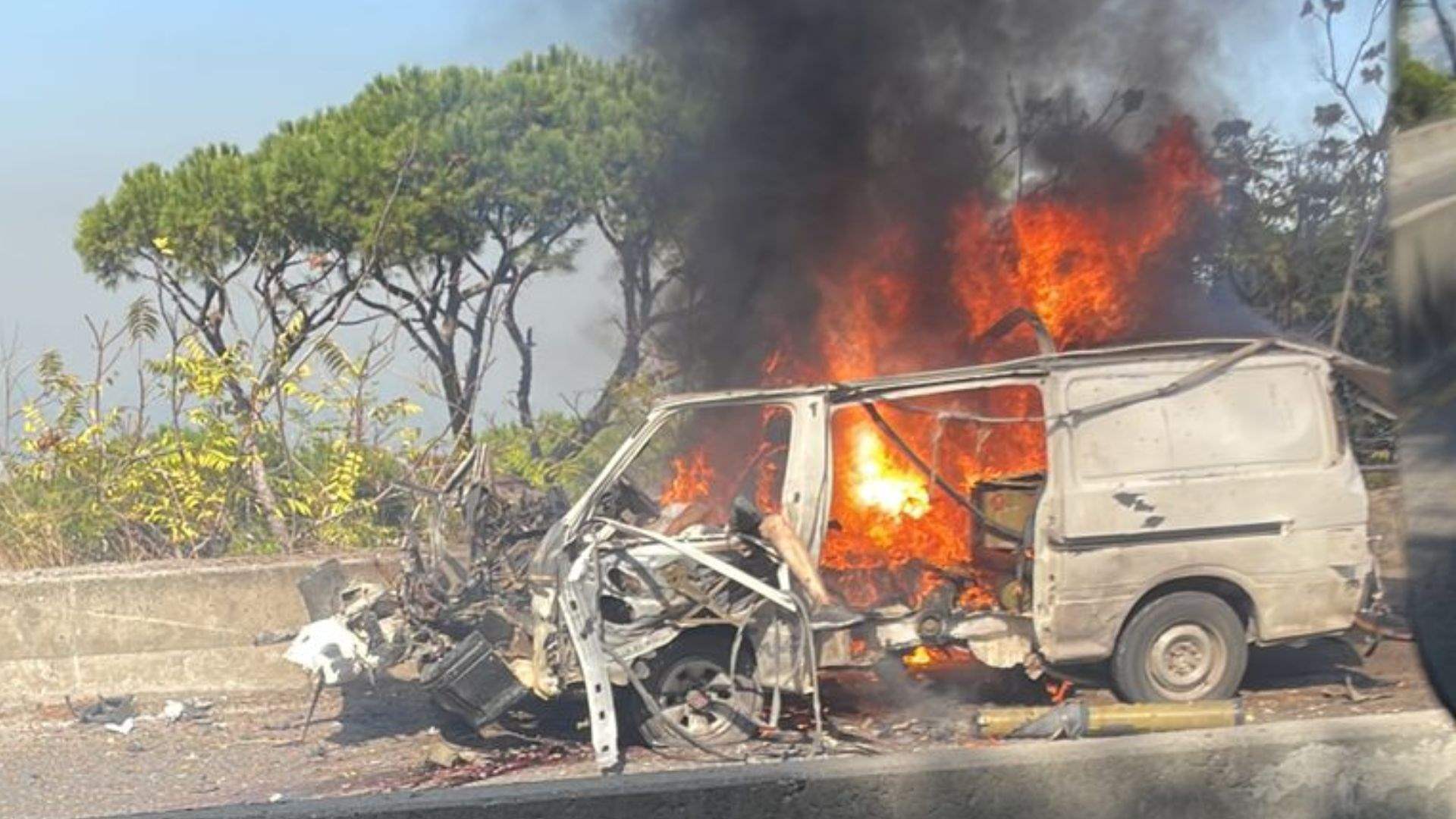 Israeli aggression near Aaraya: Airstrike destroys van, prompts local safety concerns