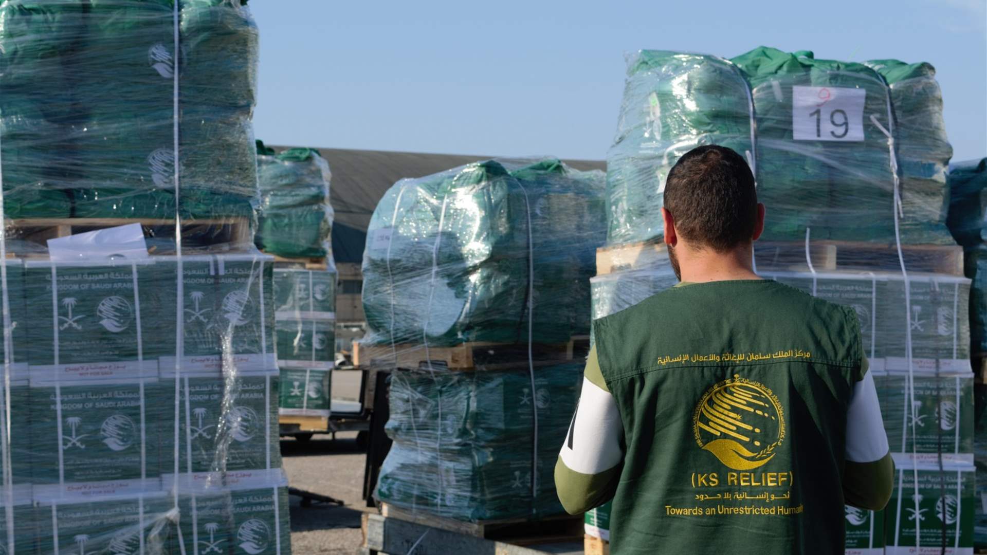 Saudi Arabia&#39;s 19th relief plane arrives at Beirut airport with aid supplies