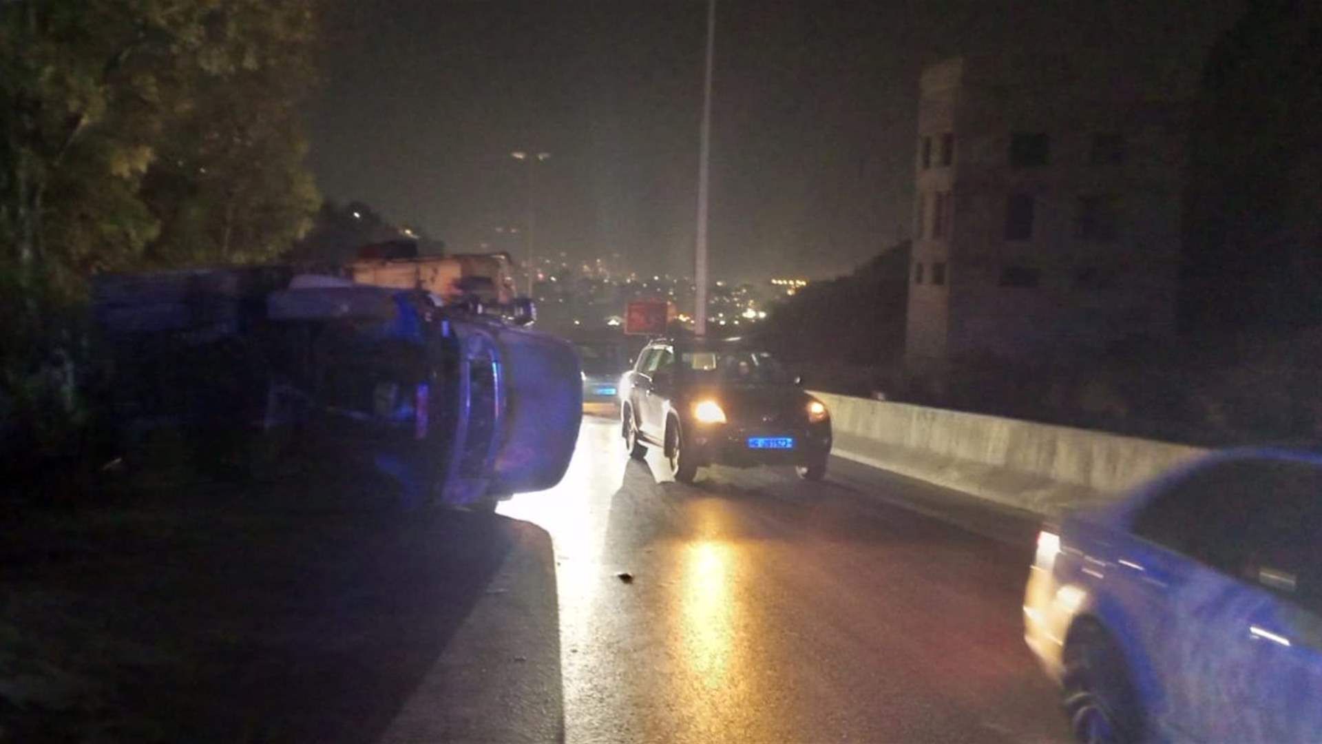 التحكم المروري: انزلاق شاحنة على اوتوستراد المتن السريع باتجاه بصاليم والاضرار مادية وحركة المرور كثيفة في المحلة