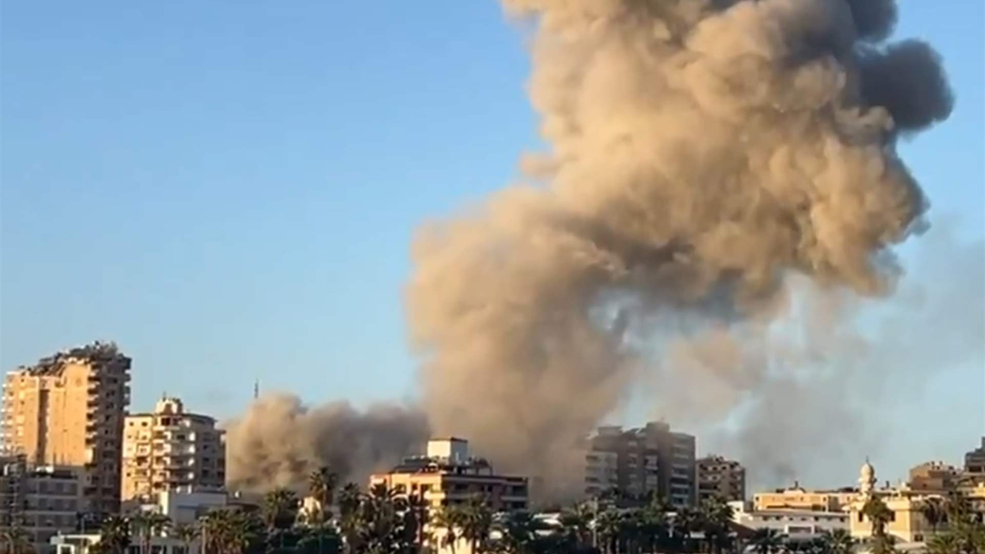 Israel strikes Tyre post-evacuation alerts (Video)