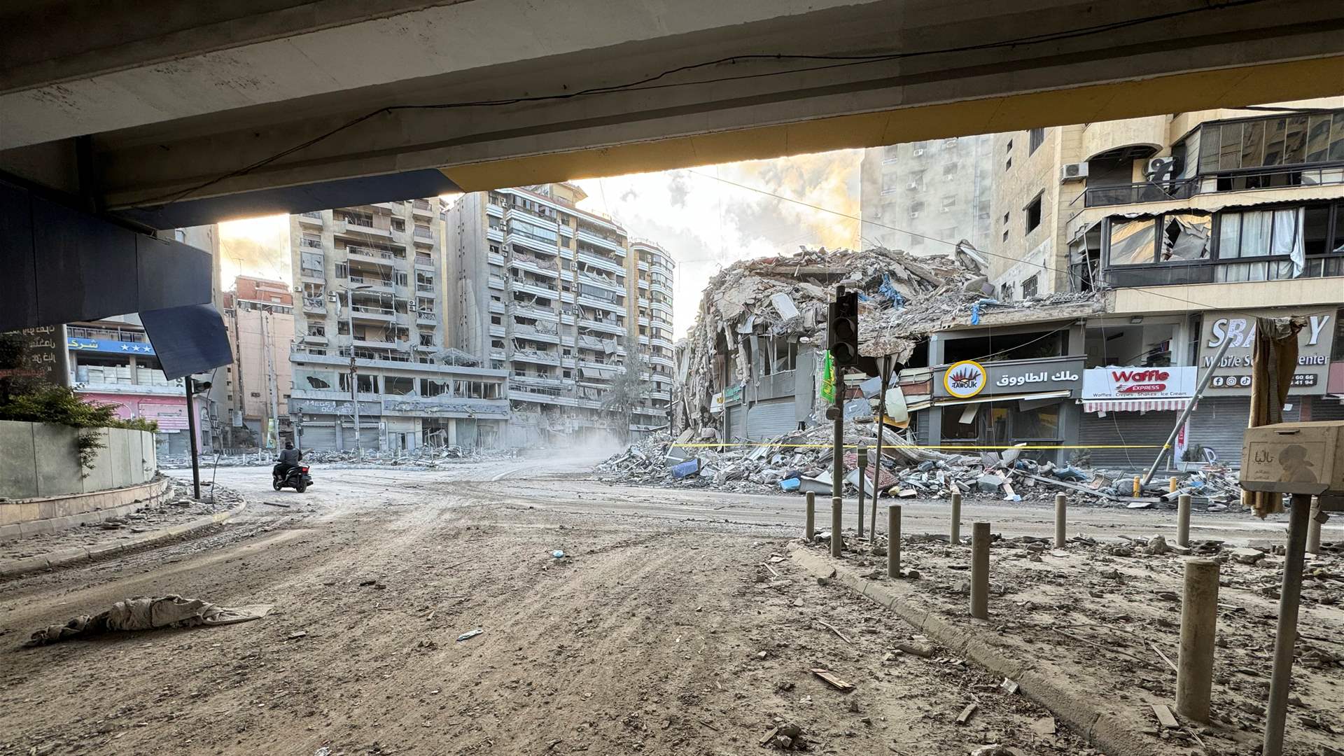 Beirut&#39;s southern suburbs struggle with dual crises: Airstrikes and looting