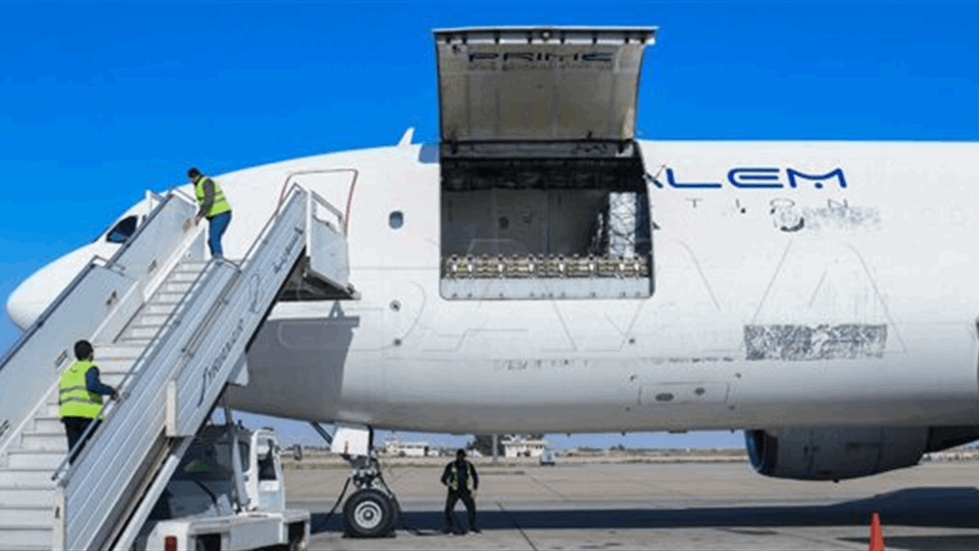 Emirati aid plane arrives at Damascus Airport for those arriving from Lebanon