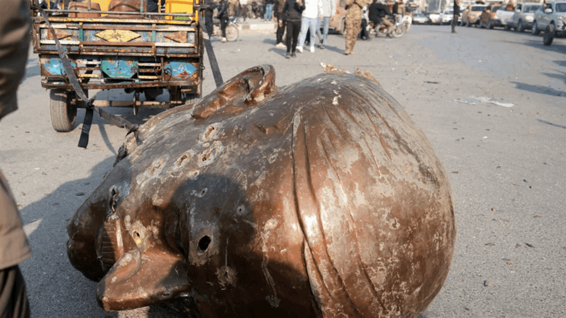 Syrians in Damascus trample on toppled statue of Assad&#39;s father