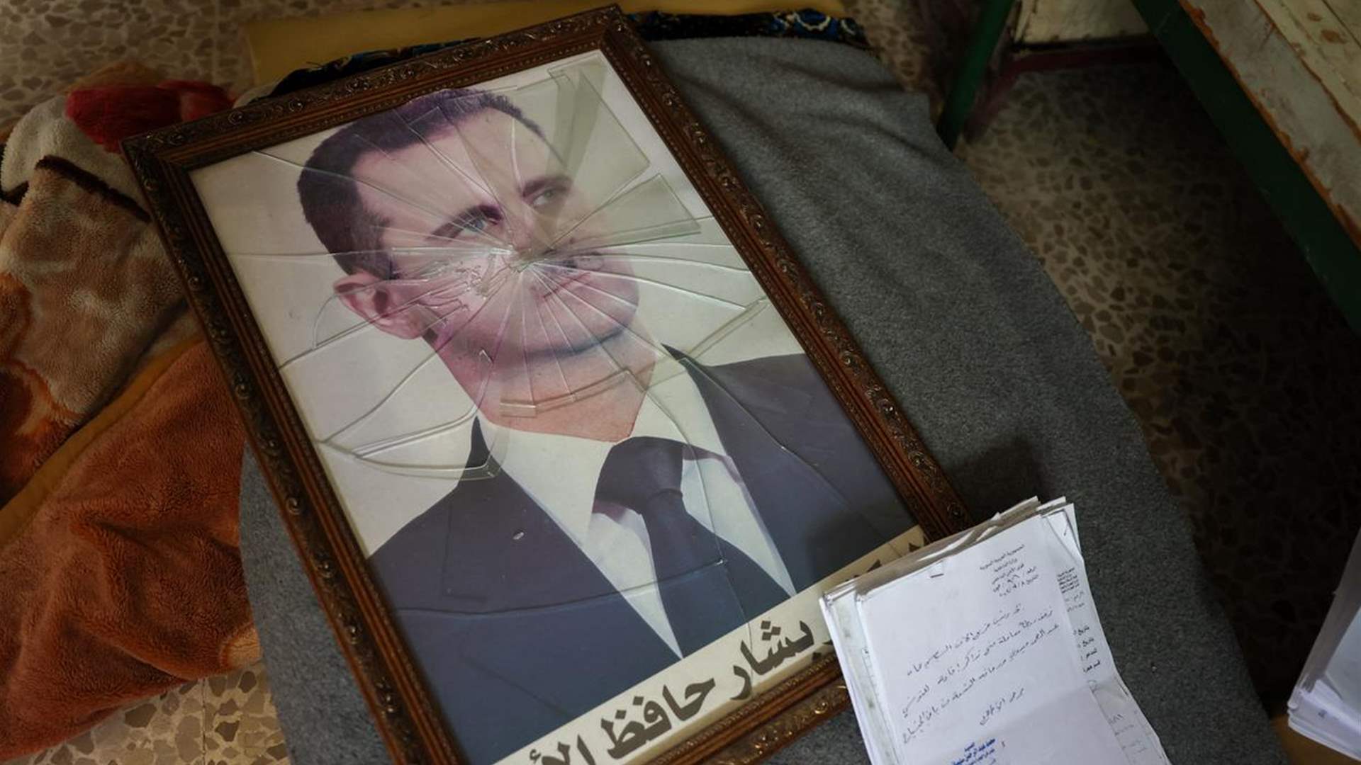 Syrians stroll through Assad&#39;s palaces, take furniture and ornaments