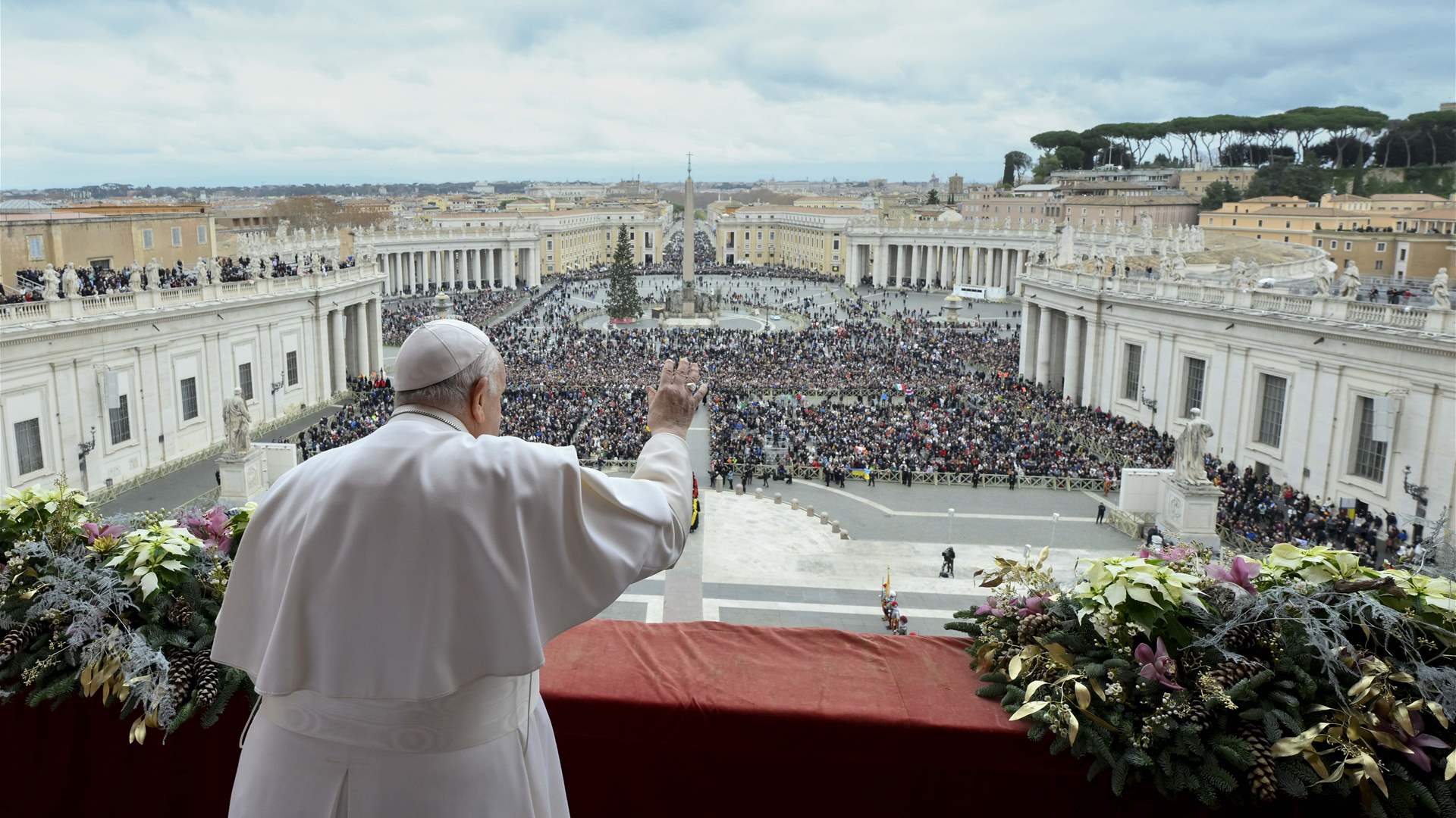 Pope Francis calls for &#39;arms to be silenced&#39; in Christmas appeal