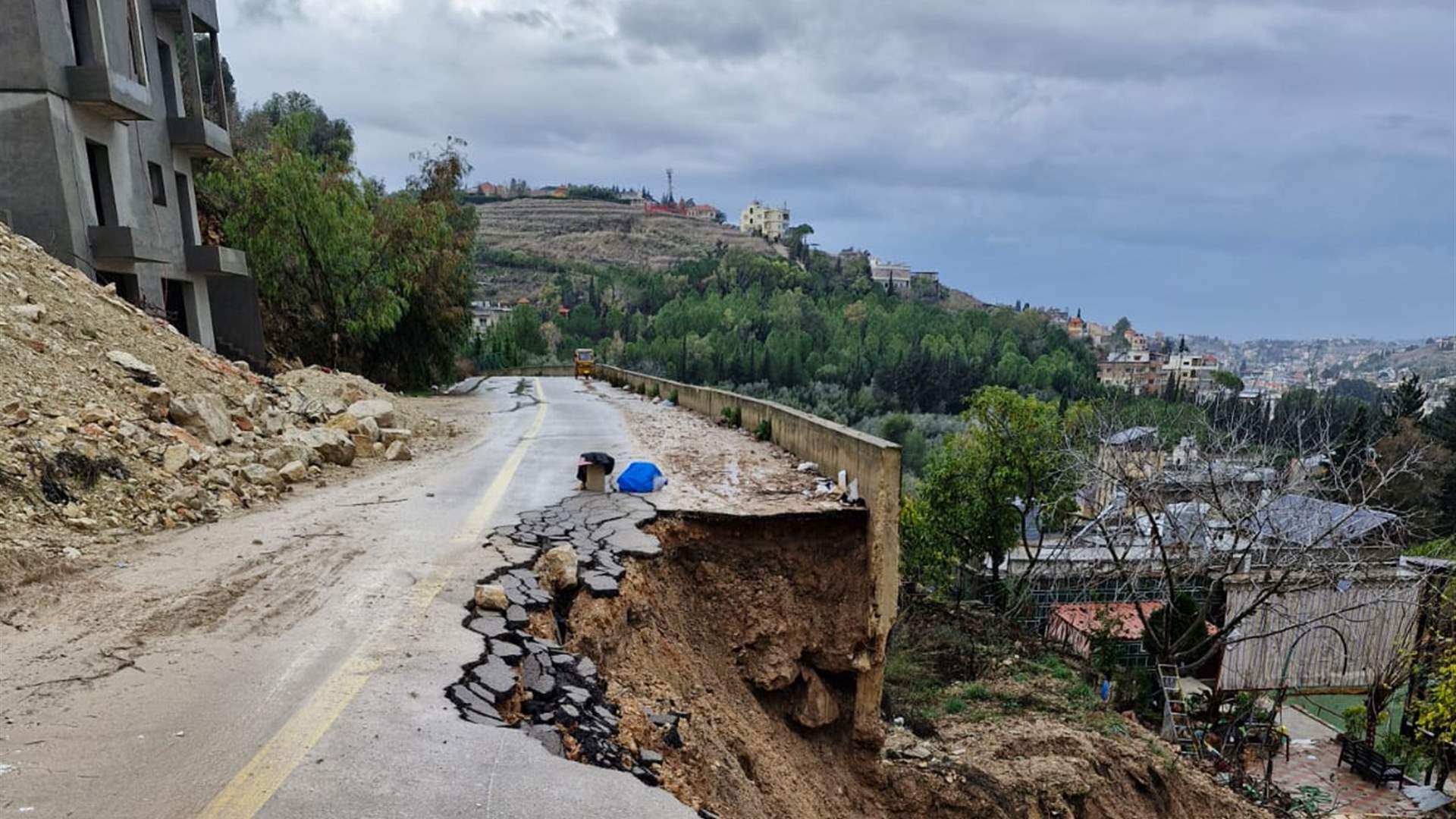 Partial road collapse cuts off connection between Lebanon&#39;s Nabatieh and Nabatieh al-Fawqa (Pictures)