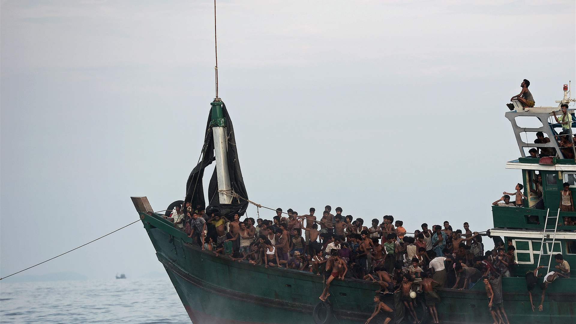 Malaysia &#39;turns back&#39; boats carrying 300 Myanmar migrants