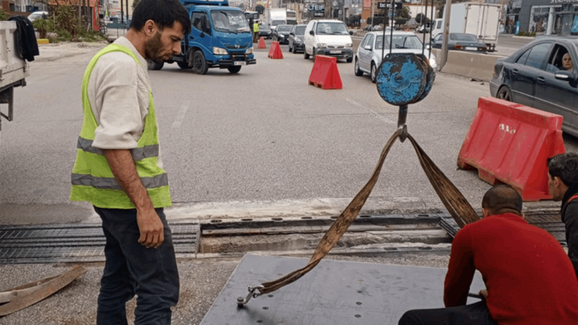 حمية: وزارة الأشغال تصلح الحفرة على اوتوستراد الفيدار- جبيل