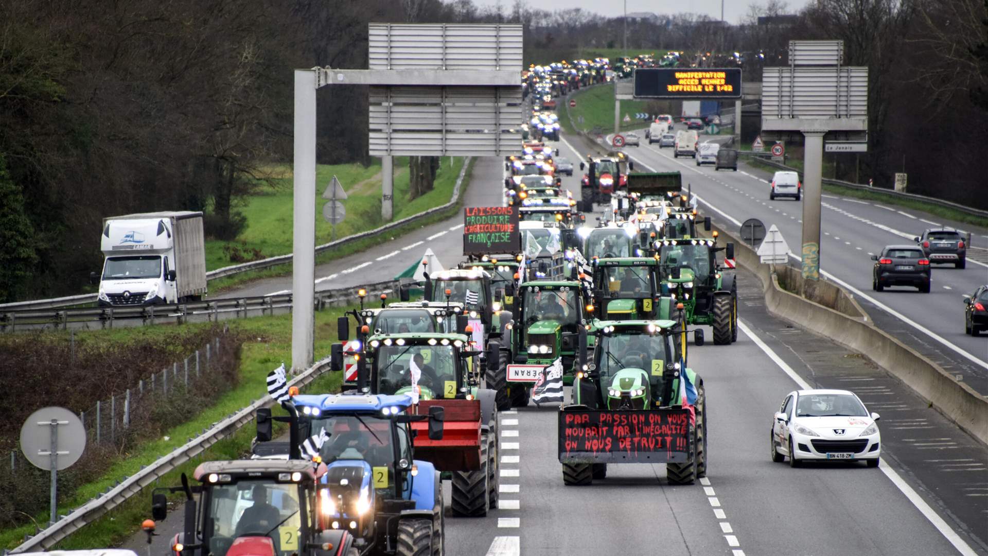 Farmers&#39; convoys head for Paris to restart protest movement