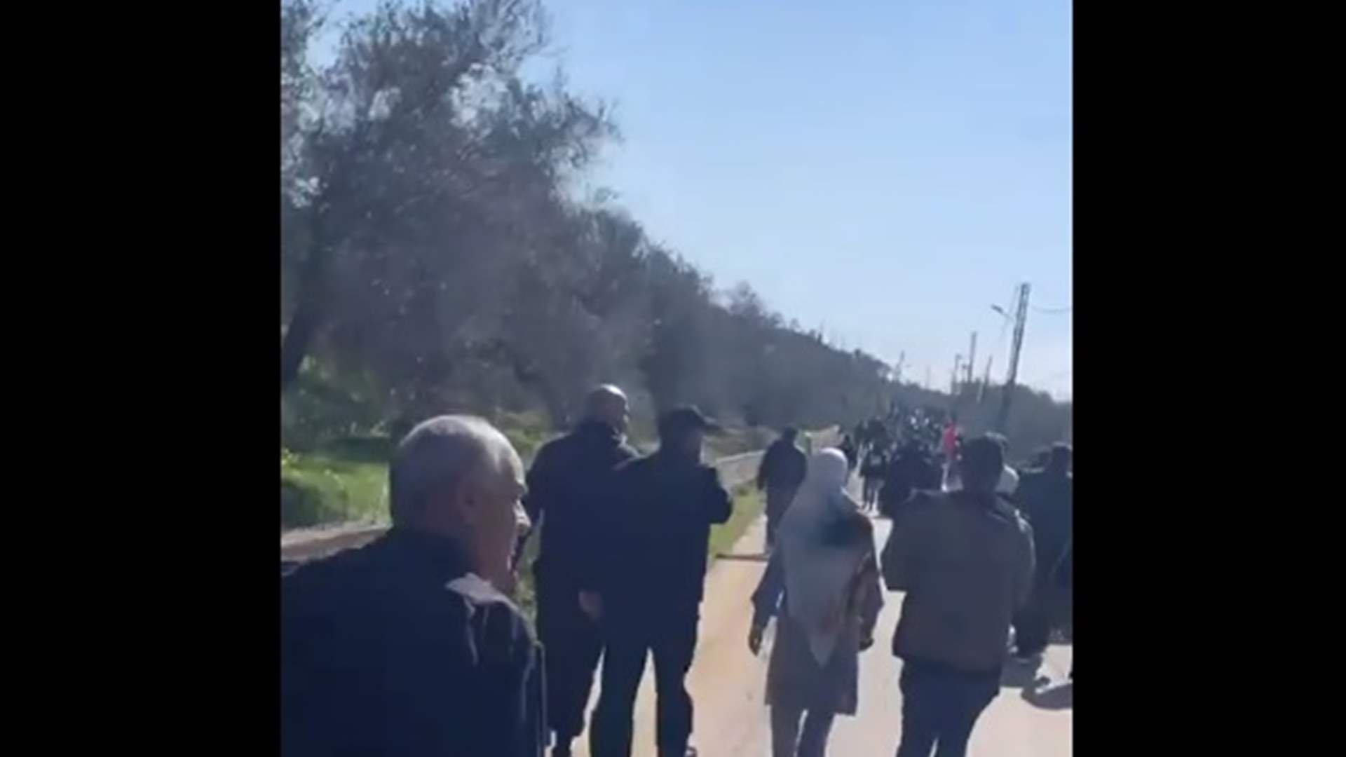 Residents of Kfarkela move toward Israeli barrier at Deir Mimas intersection (Video)