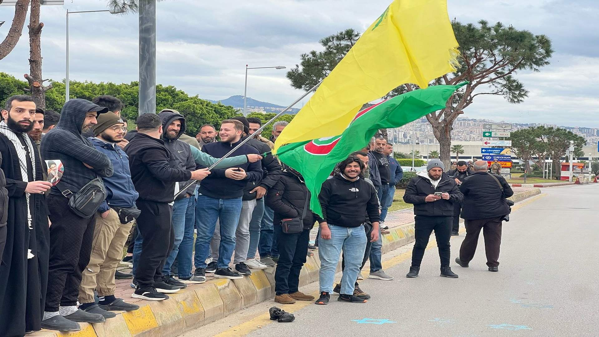 الوكالة الوطنية للاعلام: عدد من الشبان بدأوا بالتجمع أمام مدخل مطار رفيق الحريري الدولي في بيروت  احتجاجا على تصريح مورغان أورتاغوس من قصر بعبدا 