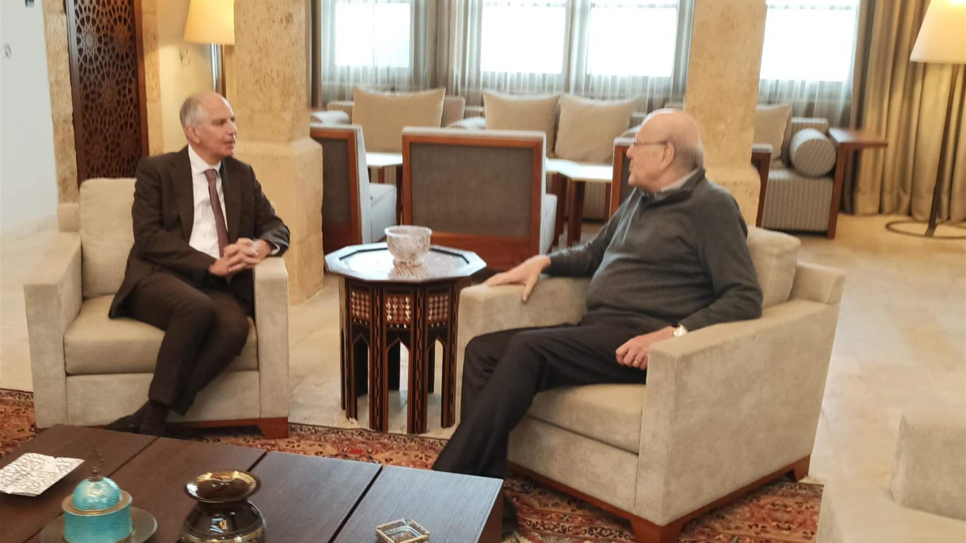 Mikati meets French Ambassador to discuss Lebanon&#39;s situation and Israeli withdrawal 