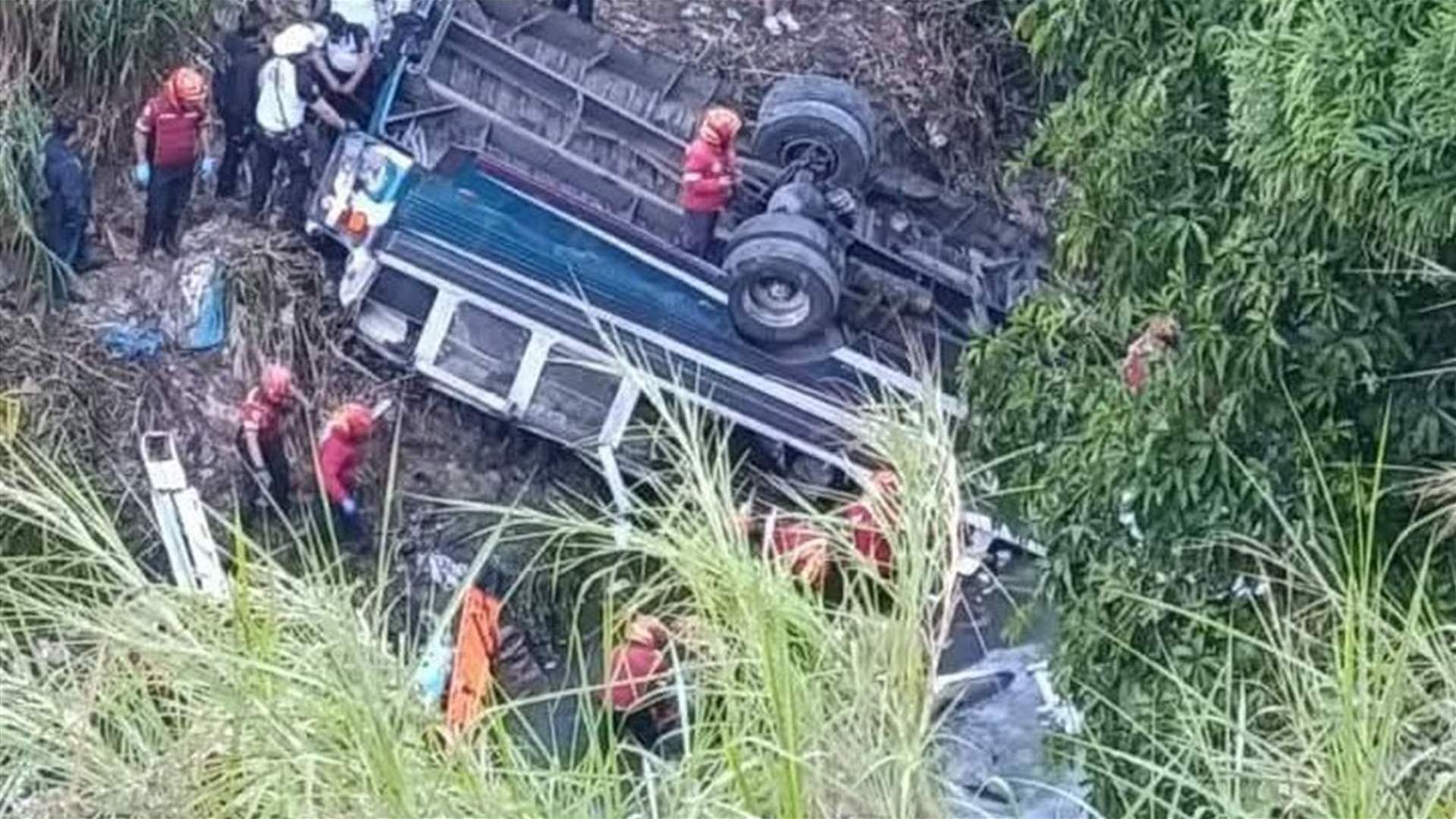 واحد من أسوأ حوادث الطرق في أميركا اللاتينية ...مقتل العشرات اثر سقوط حافلة في واد بغواتيمالا (فيديو)