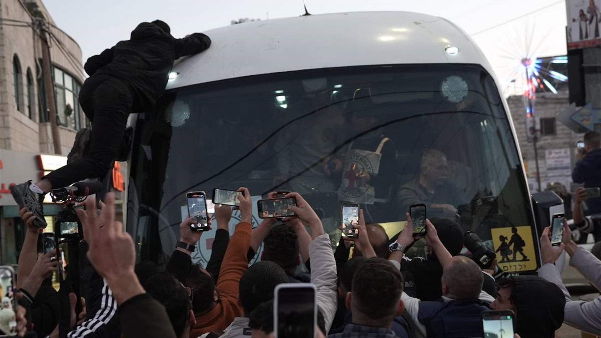 Bus carrying freed Palestinian prisoners arrives in Ramallah