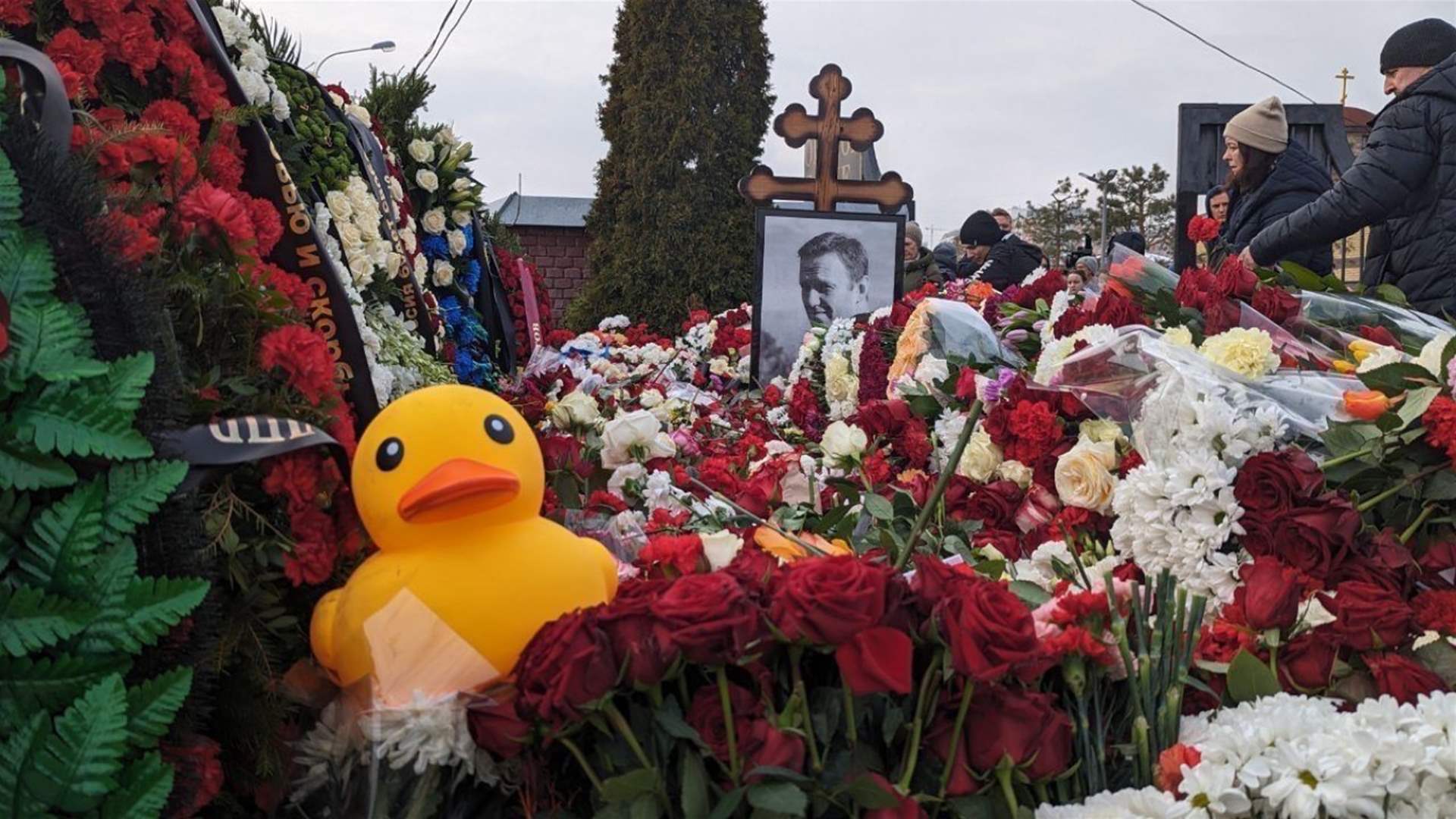 Hundreds gather at Navalny&#39;s grave on death anniversary: AFP