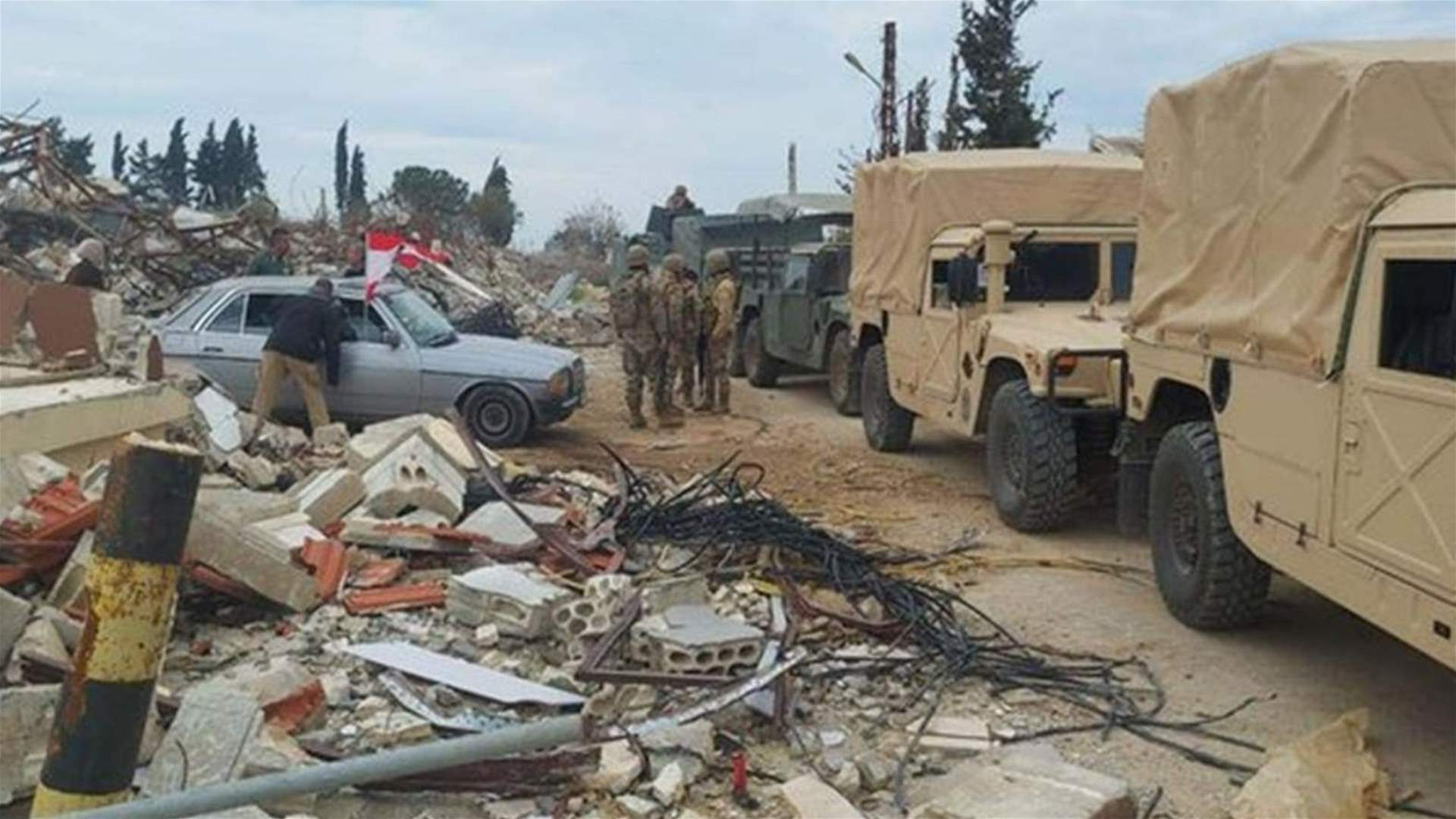 Lebanese army clears dirt barriers between Bani Haiyyan and Markaba as residents await entry