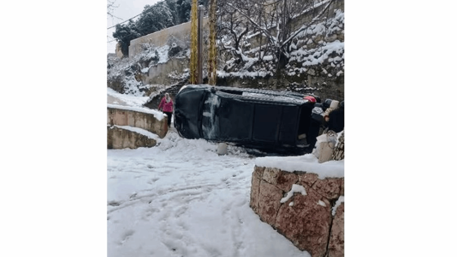 إنزلاقات على طرقات الضنية بسبب الجليد... والأضرار مادية