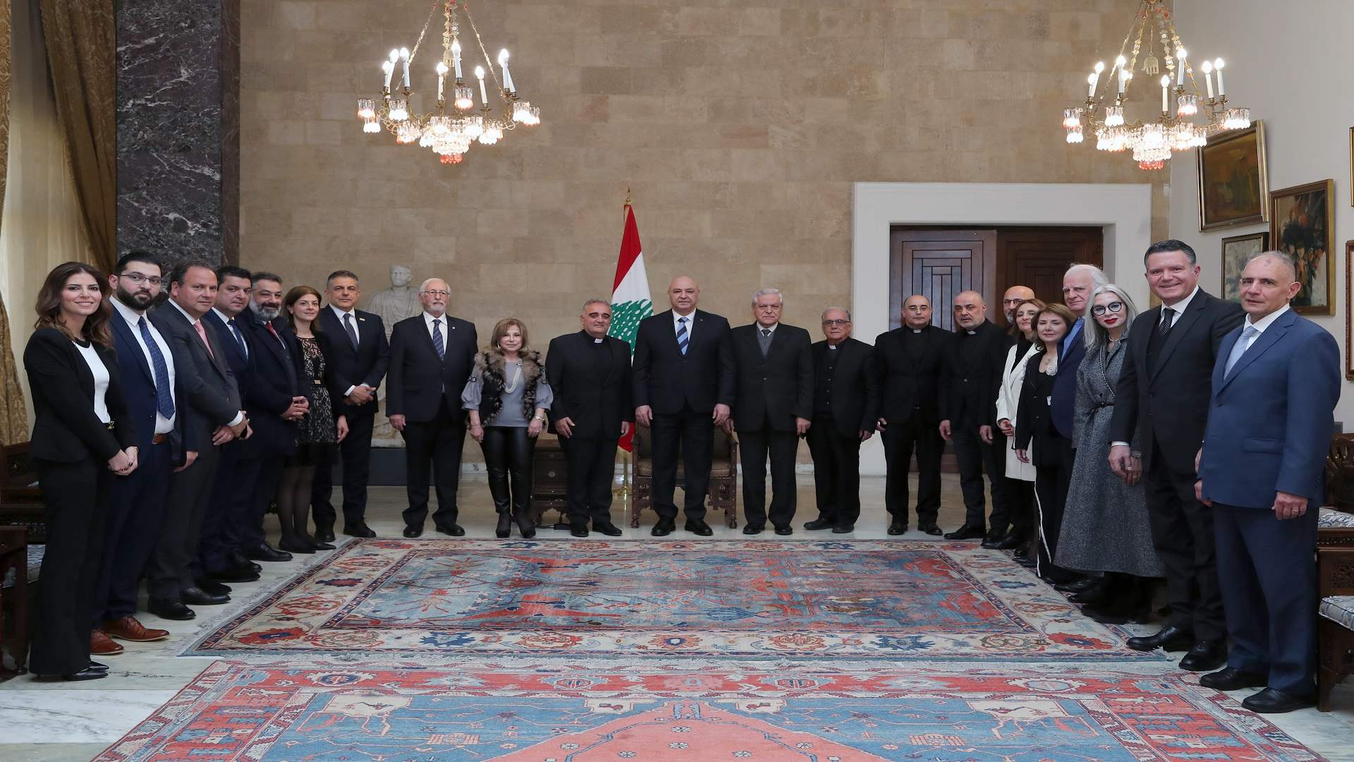 الرئيس عون أمام وفد من جامعة سيدة اللويزة: سنعيد بناء لبنان الجديد وعلينا الخروج من الزواريب الطائفية والمذهبية والحزبية