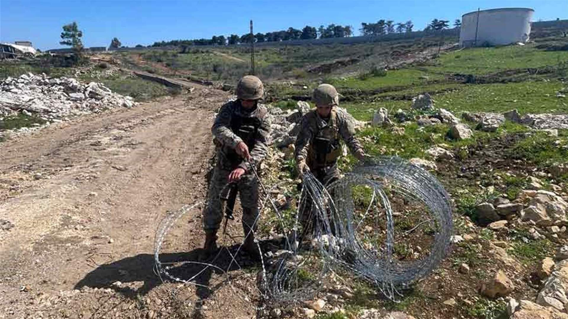 الجيش يزيل شريطاً شائكاً للعدو الإسرائيلي في منطقة بركة ريشا في الجنوب