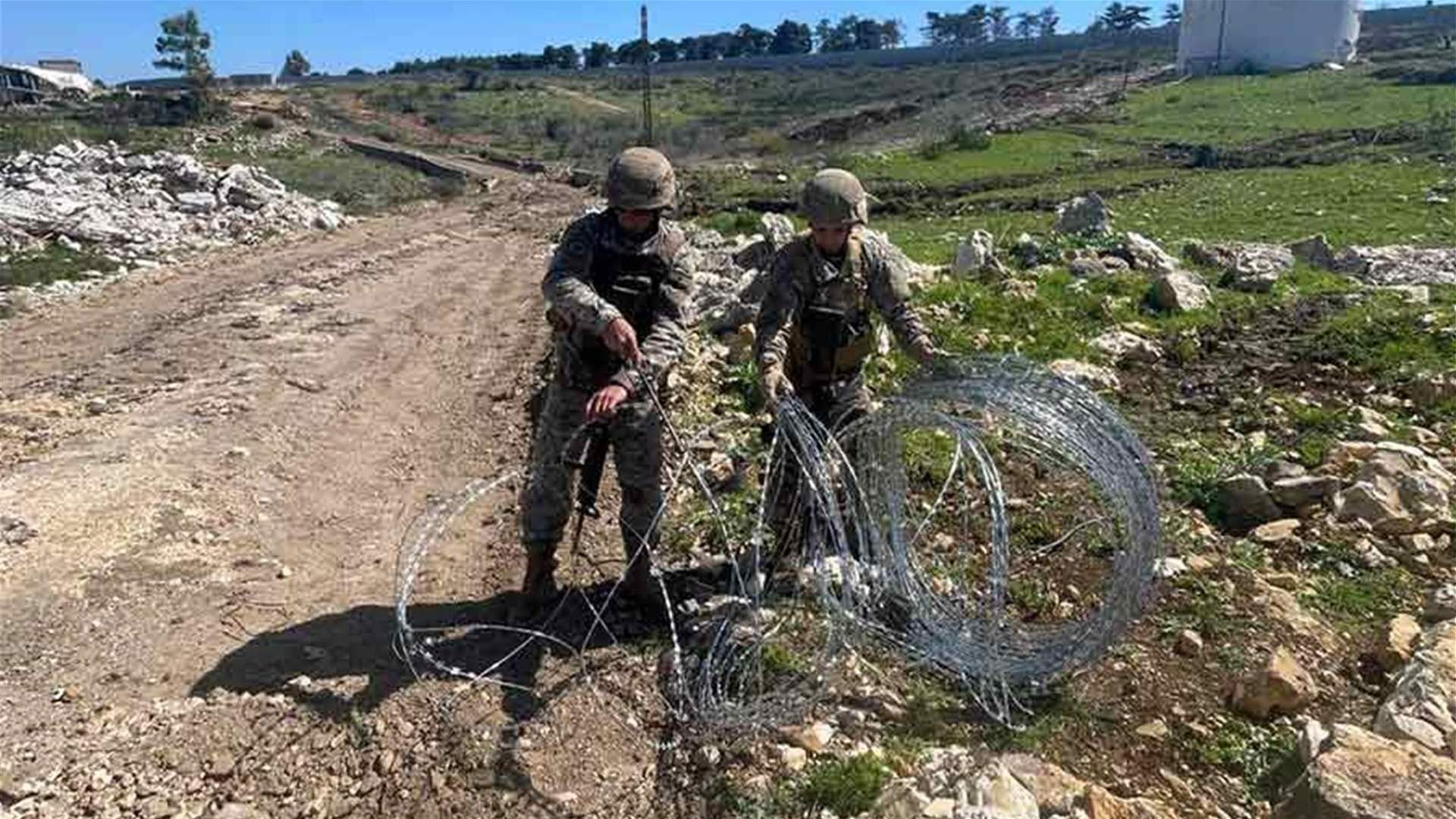 Lebanese army removes barbed wire placed by Israeli forces in southern border area