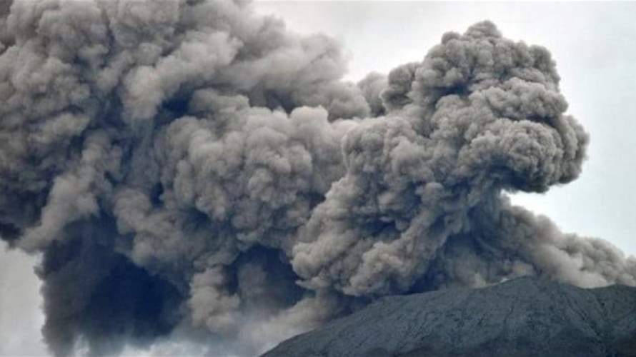بركان جبل إيبو في إندونيسيا يثور مرتين ويقذف بالحمم