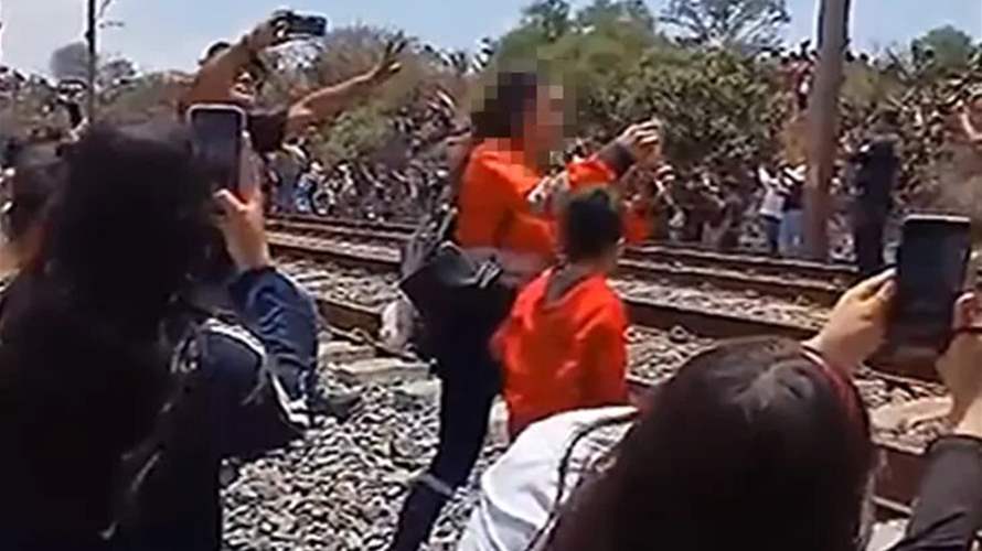 دهسها القطار أثناء التقاط صورة شخصية... حادث مروّع ينهي حياة امرأة في المكسيك!