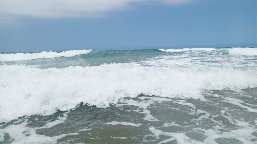 تحذير مرتادي الشاطئ من ارتفاع الأمواج وسرعة التيارات