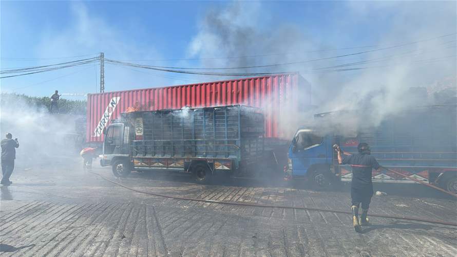 إخماد حريق ثلاث شاحنات وحاوية محملات بأطنان من الكرتون والبلاستيك أمام مستودع للكرتون في العمروسية 