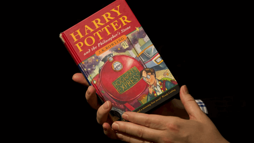 مزاد في نيويورك على رسم غلاف الكتاب الأول من سلسلة "هاري بوتر"