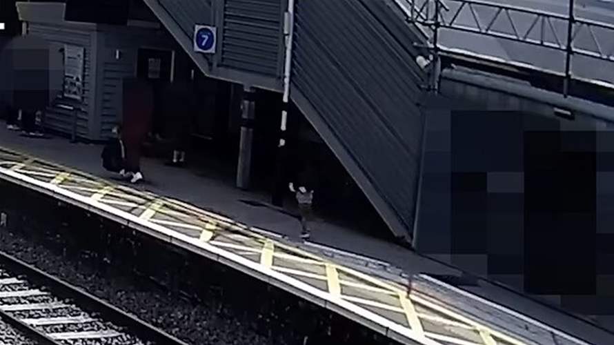 في لندن... إنقاذ طفل بعد سقوطه على قضبان القطار وكاميرات المراقبة توثّق اللحظة!