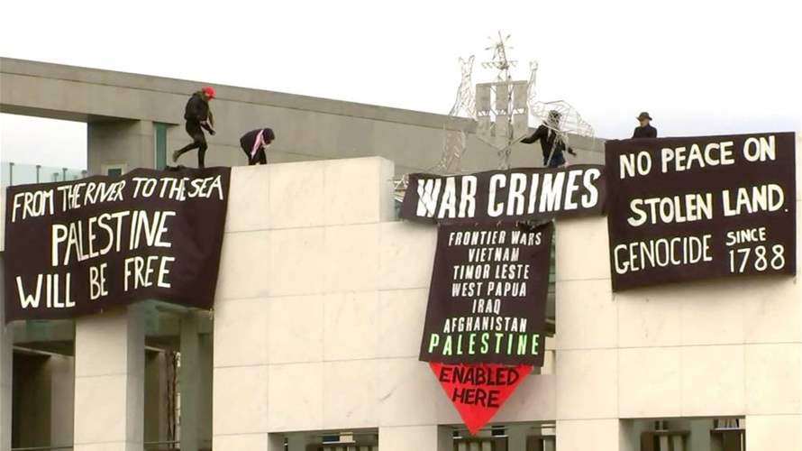 ناشطون مؤيدون للفلسطينيين يرفعون لافتات على مبنى البرلمان في أستراليا