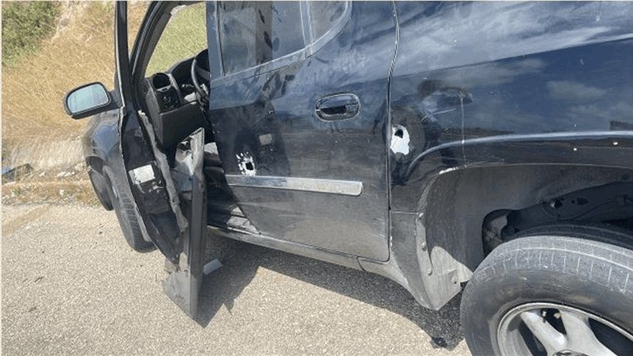 إصابة سائق سيارة بعد مطاردته وسلبه 200 ألف دولار على طريق أبو الأسود صور