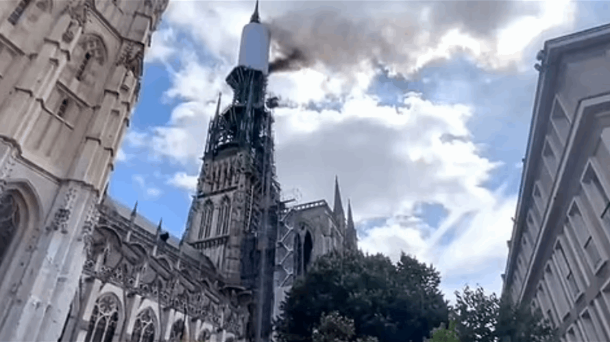بعد خمس سنوات من حريق نوتردام... حريق في برج كاتدرائية روان الشهيرة في فرنسا! (فيديو)