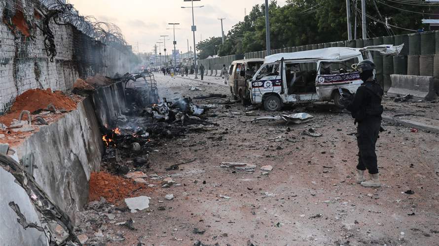 Car bomb kills five, injures 20 outside restaurant in Somalia