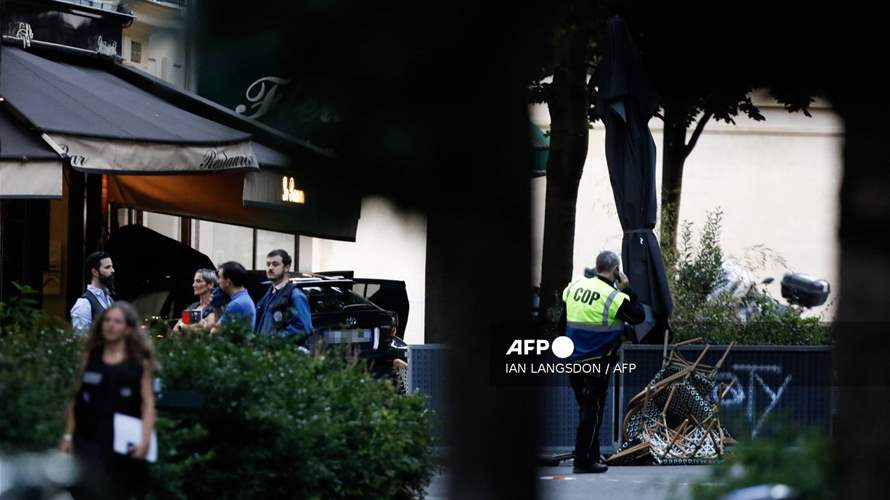 وفاة أحد الجرحى بعد اقتحام سيارة شرفة مقهى في باريس