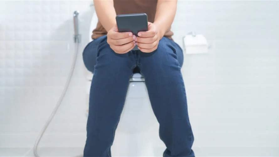 هل تستخدمون هاتفكم في الحمام؟ إليكم هذه المخاطر على الصحة