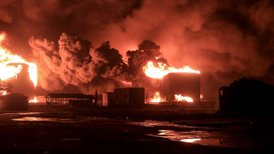 بعد الضربات الإسرائيلية... محاولات إخماد الحريق مستمرة في ميناء الحديدة