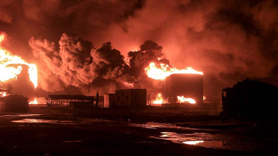 بعد يومين من الغارات الإسرائيلية... النيران لا تزال مشتعلة في ميناء الحُديدة 