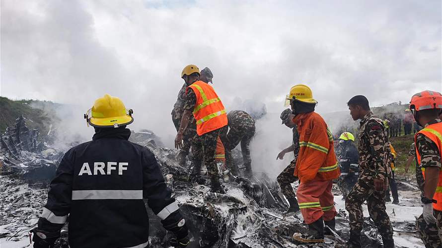 سقوط عدد من القتلى وإنقاذ الطيار في تحطم الطائرة النيبالية  