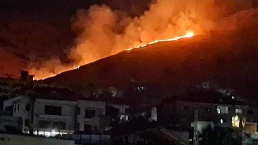 حريق كبير في جبل جب جنين والنيران تقترب من المنازل حيث تعمل فرق الإطفاء على إخماد النيران 