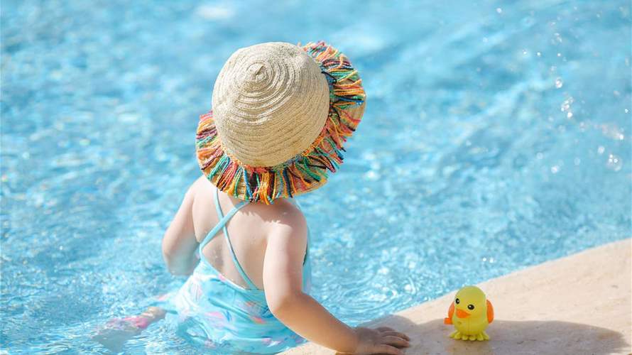نصيحة للوالدين... لا تجعلوا أطفالكم يرتدون ملابس سباحة زرقاء على الشاطئ!