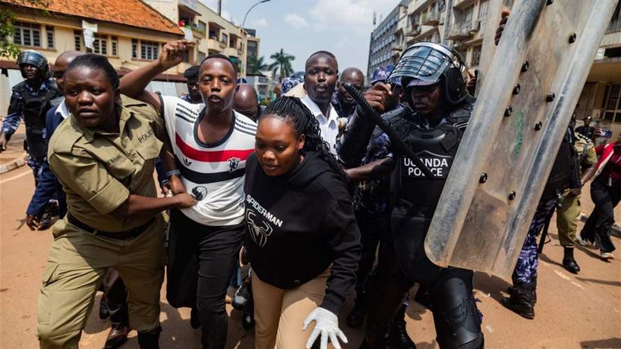 شرطة أوغندا اعتقلت أشخاصًا خلال الاحتجاجات على الفساد