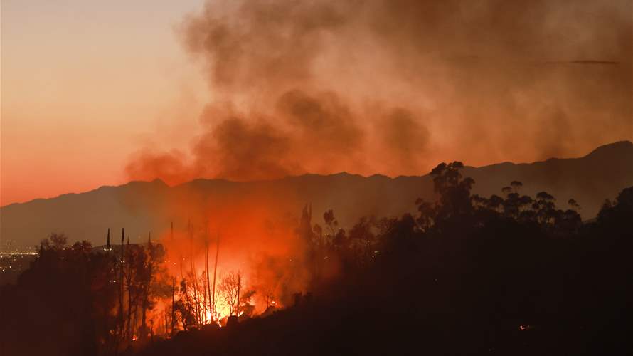 حريق غابات في كاليفورنيا يجبر الآلاف على مغادرة منازلهم