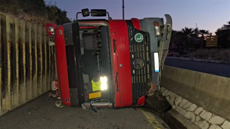 التحكم المروري: حادث إنقلاب شاحنة على أوتوستراد الميناء نتج عنه قتيل