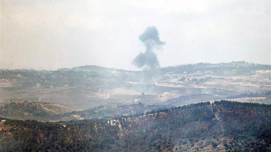 Israeli army throws sound bombs at residential building in South Lebanon's Aitaroun, injuring residents  