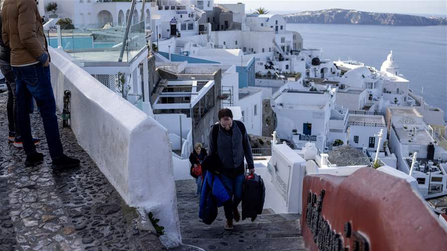 Greece to build escape port on Santorini as quakes continue: Minister