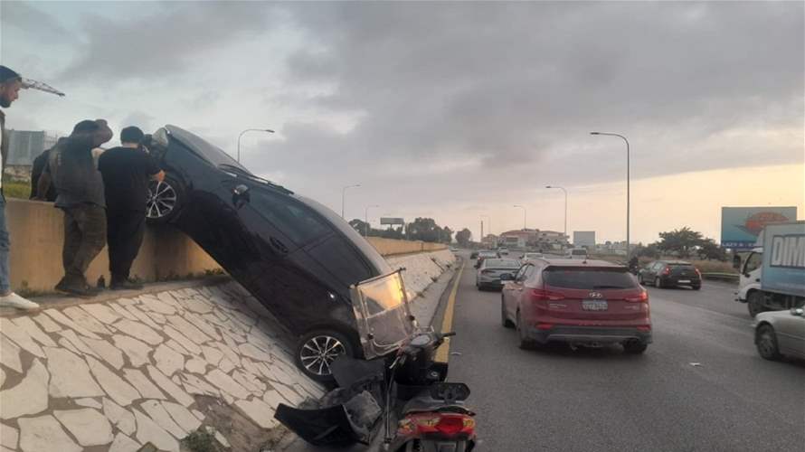 التحكم المروري: انزلاق سيارة واصطدامها بالفاصل الوسطي على اوتوستراد الجية باتجاه الرميلة نتج عنه جريح ودراج من مفرزة سير بعبدا يعمل على المعالجة